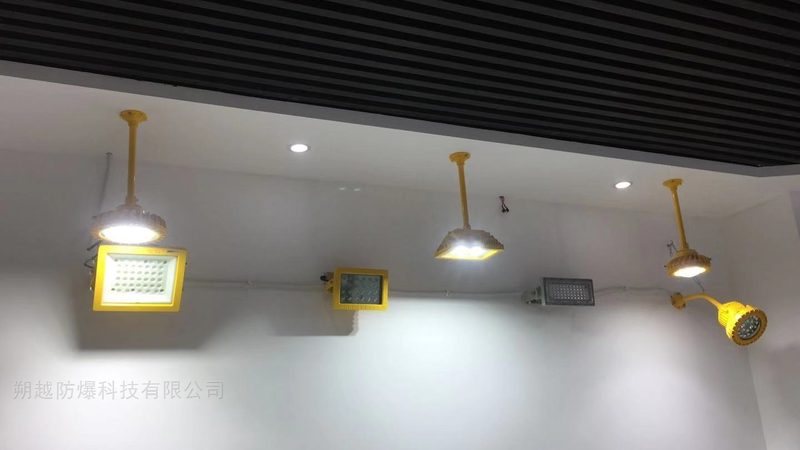 洗墙灯照明效果图：如何打造现代工装空间的视觉盛宴